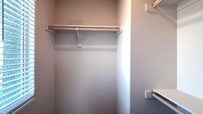 Building Photo - Wonderful 3 Bedroom townhouse with a 1 car garage - 3 levels located in North Las Vegas