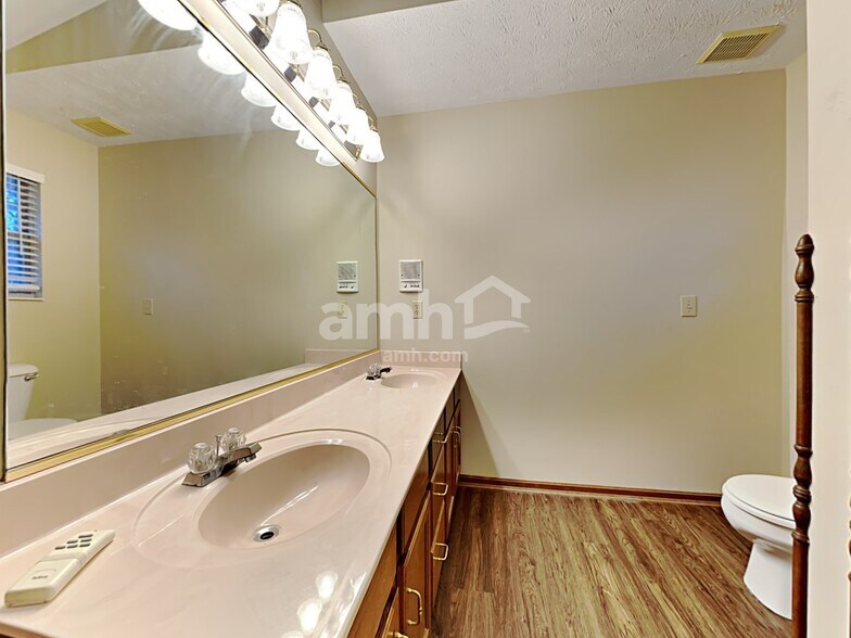 Building Photo - 6471 Willow Bend Dr