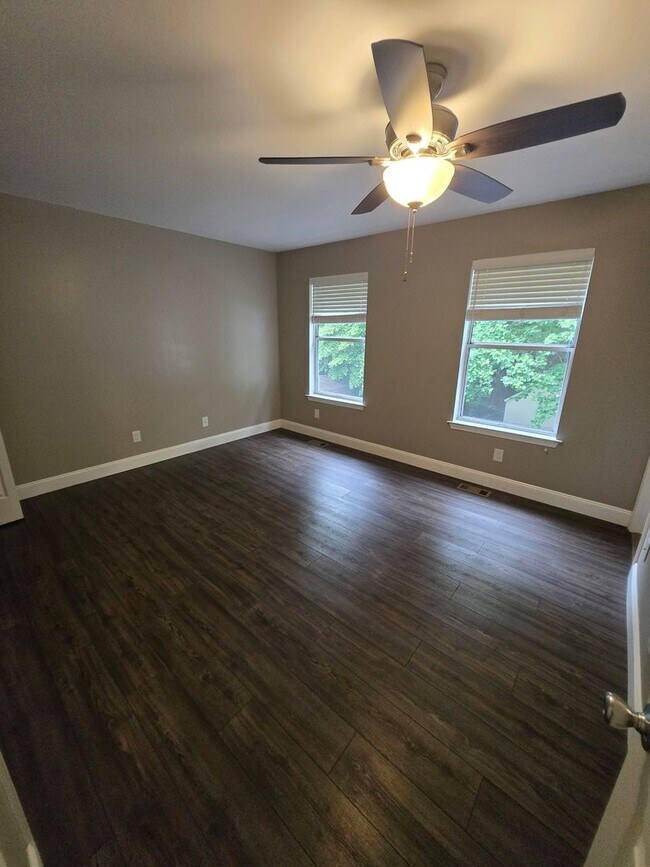 Building Photo - Nice Big 3 bedroom Home