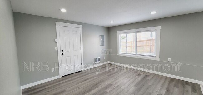 Building Photo - 3216 E Roosevelt Ave