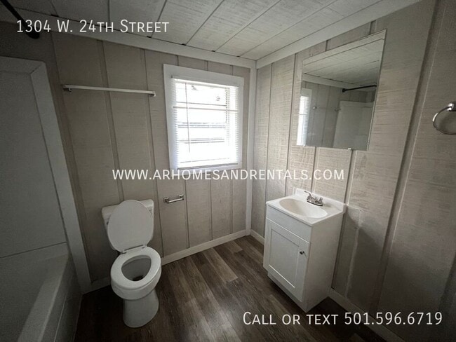 Building Photo - 1304 W 24th St