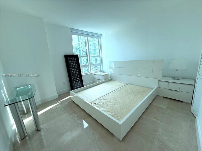 Building Photo - 950 Brickell Bay Dr
