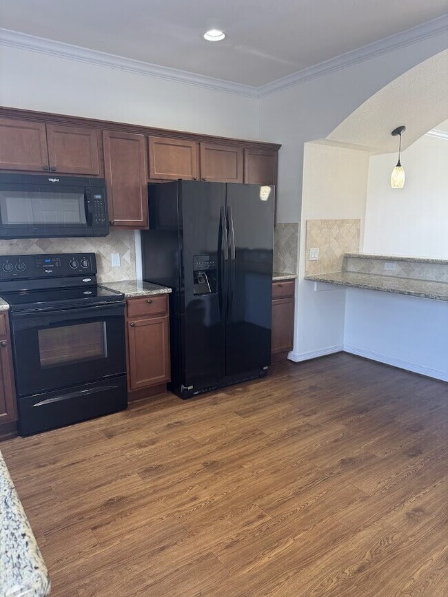 Building Photo - 4 Bedrooms and 4.5 baths in College Station