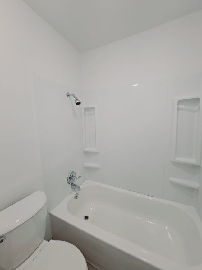 Building Photo - Amazing 3/2 with Garage Conversion Ready For Move In