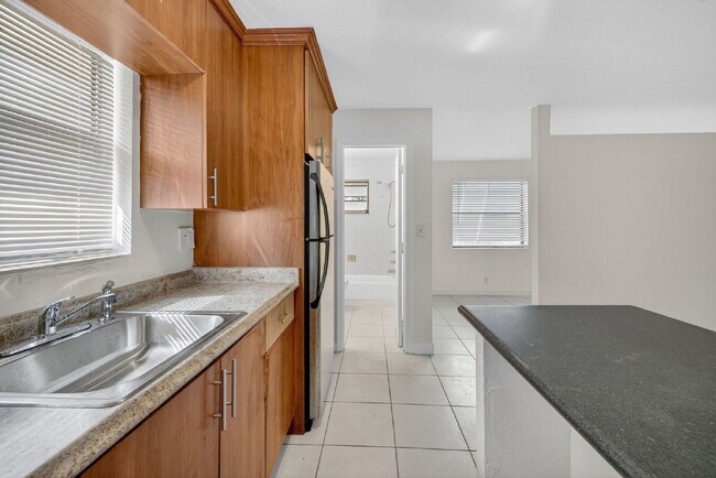 Building Photo - QUICK MOVE IN - FIRST MONTH FREE | Bright & Modern 1-Bedroom Apartment in Prime Oakland Park Loca...