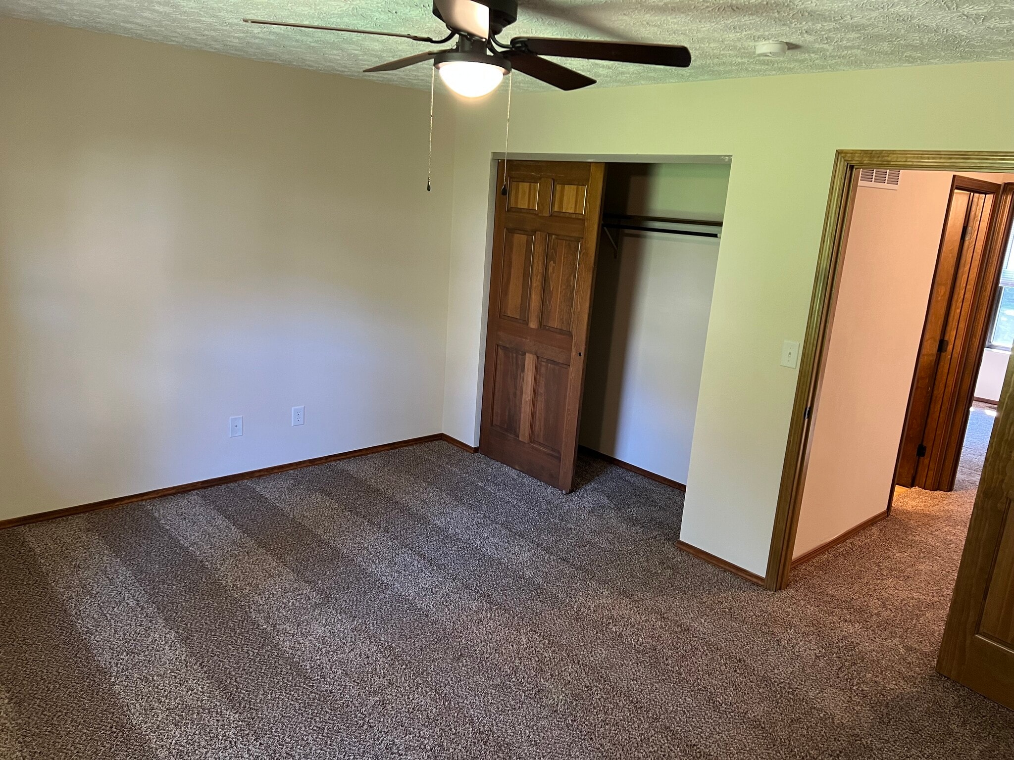 Building Photo - 709 Oak Trl