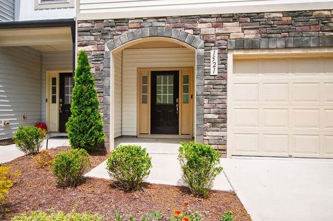 Building Photo - Spacious 3-Bedroom Townhome in Durham!