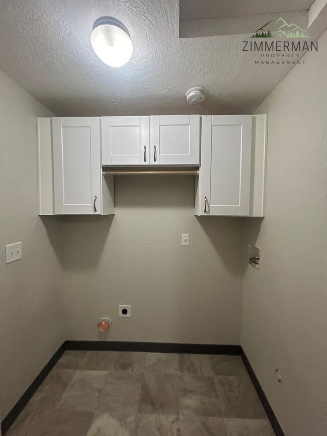 Building Photo - 3-Bedroom, 2-Bath for Rent- Ideal Campus H...