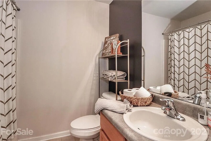 Building Photo - Room in Condo on Donatello Avenue