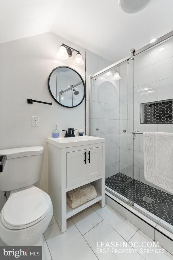 Building Photo - 121 15th St SE