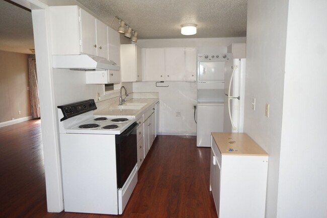 Building Photo - SW Portland 3 bedroom 2 bathroom Ranch