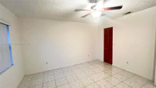 Building Photo - 851 NE 207th Ln