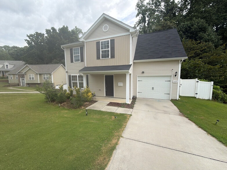 Building Photo - Room in House on Meredith Woods Ln