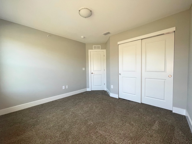 Building Photo - Beautiful 3 Bedroom Townhome in Delmont, P...