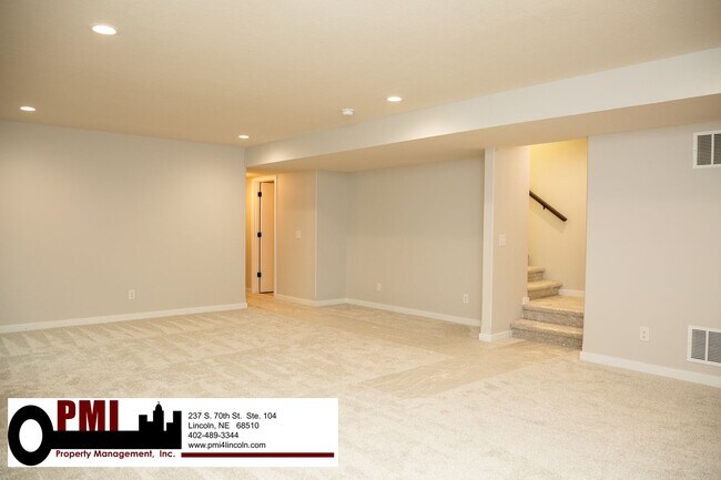 Building Photo - 5 Bedroom 3 bath, beautiful home in North ...