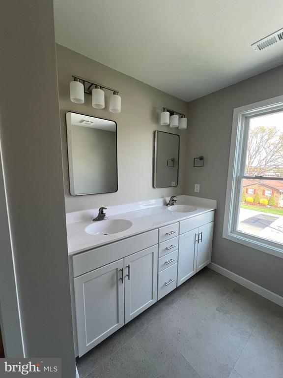 Building Photo - 350 W 11th St