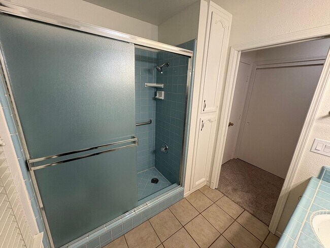 Building Photo - SW Visalia Home Available Now!