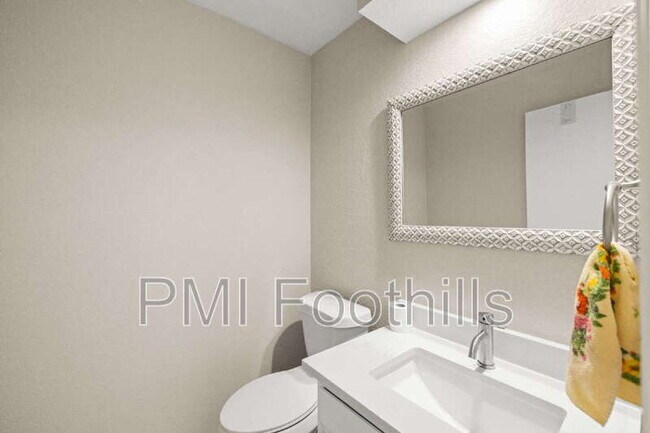 Building Photo - 206 S Holman Way