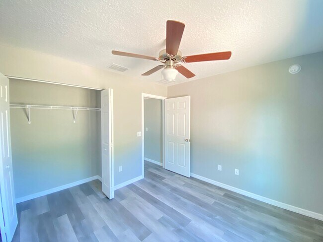 Building Photo - Desirable SW Ocala Neighborhood 3/2/2 **WON"T LAST**