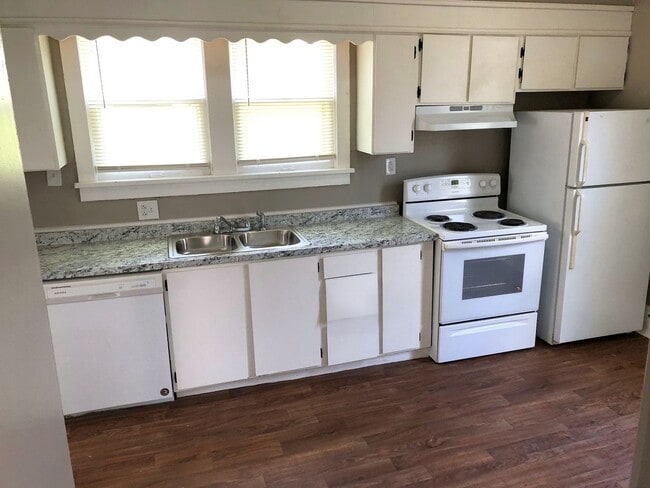 Building Photo - Now Available!! 1 Bed, 1 Bath House - BONUS ROOM!!