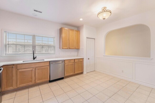 Building Photo - 2925 N Knightsbridge Cir