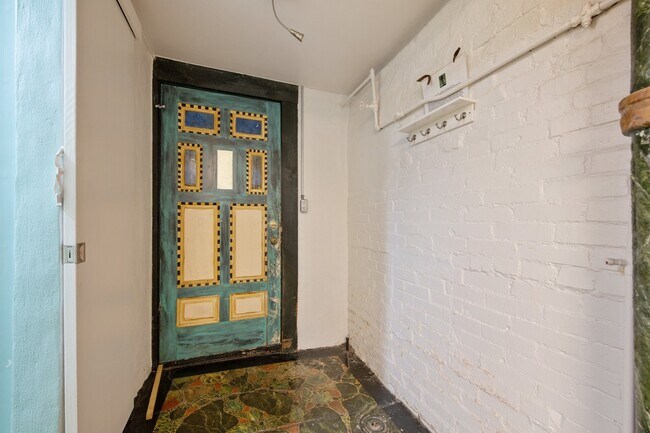 Building Photo - 1501 W 9th St
