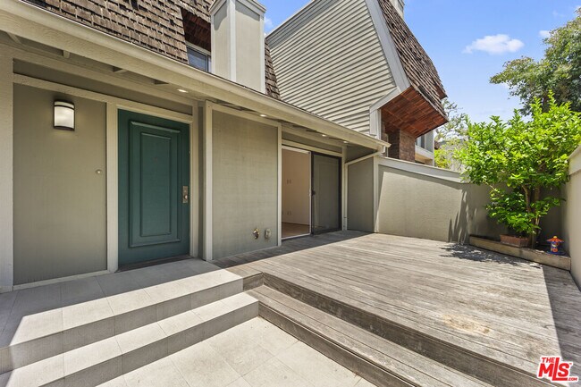 Building Photo - 13336 Maxella Ave
