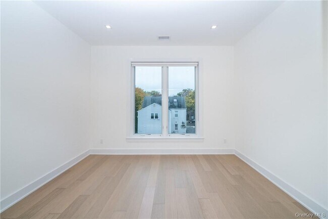 Building Photo - 110 Chatsworth Ave