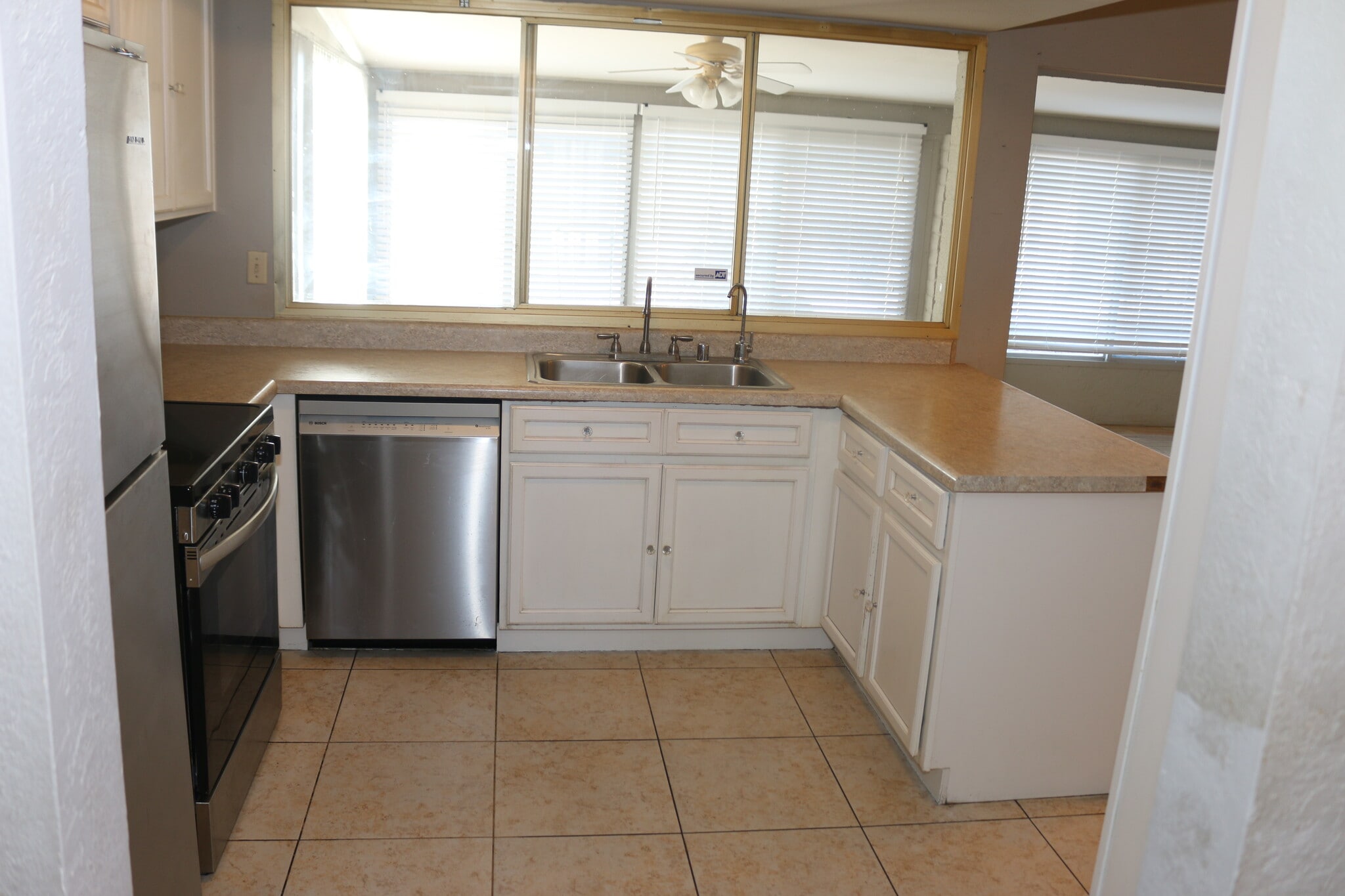 Kitchen - 2506 E Balboa Dr
