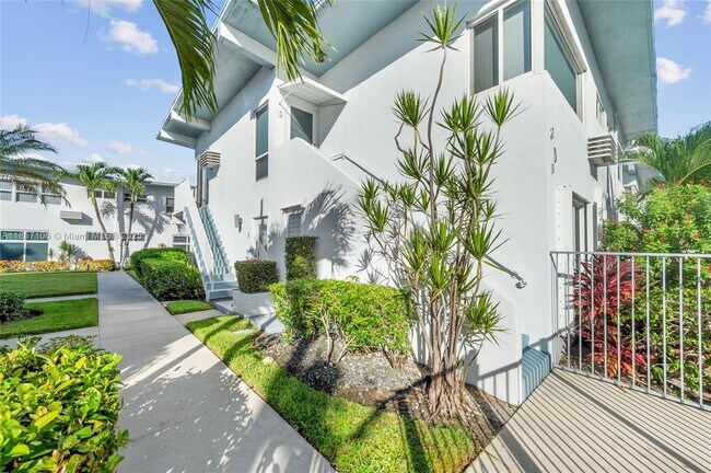 Building Photo - 425 Bayshore Dr