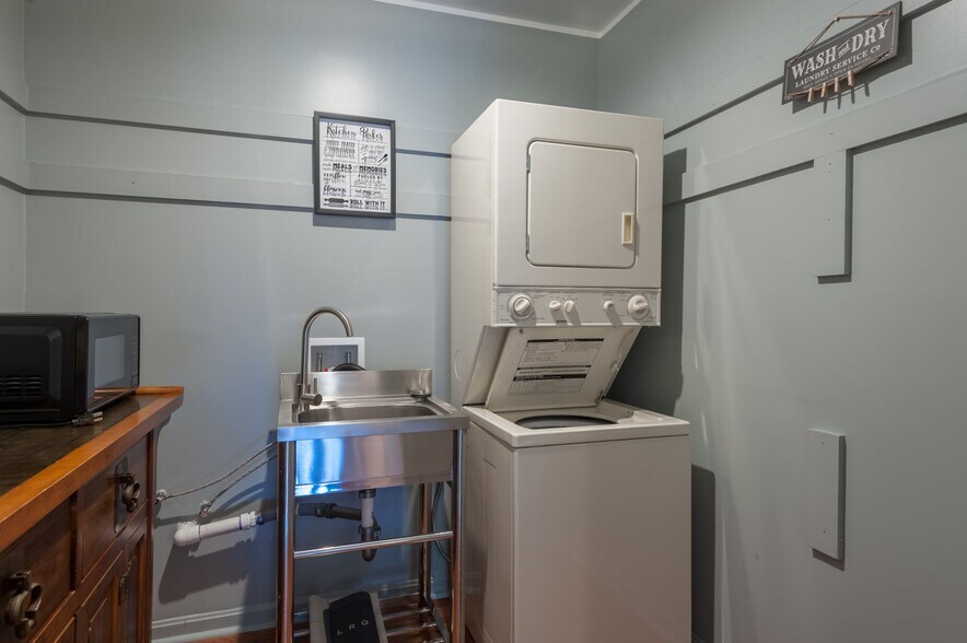 Kitchen - 202 Chinaberry Dr