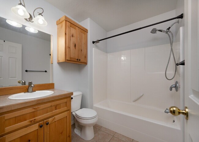 Building Photo - "Charming 3 bed / 2 Bath w/ Additional Off...