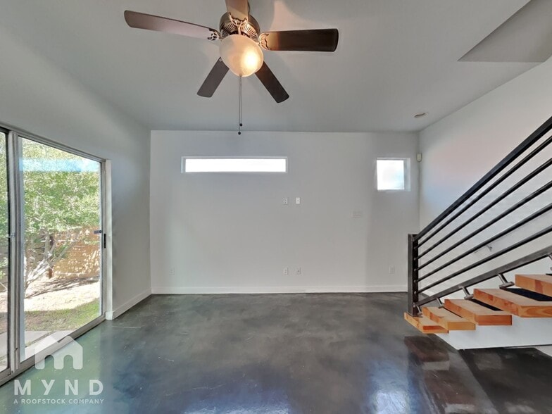 Building Photo - 118 E Myrtle St