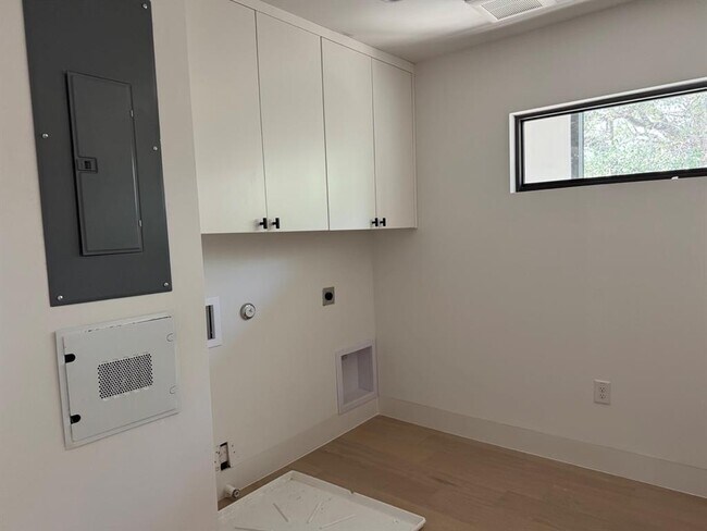 Building Photo - 1603 Chelsea Ln