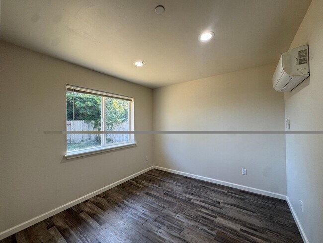 Building Photo - 1742 Anderson Ave