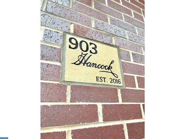 Building Photo - Stunning Modern Townhome in the Heart of Northern Liberties