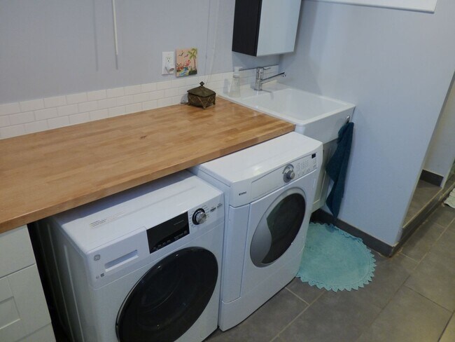 Building Photo - $0 DEPOSIT OPTION! Beautifully Upgraded 3-Bed Ranch with Basement, Remodeled Bath, and Ideal Loca...