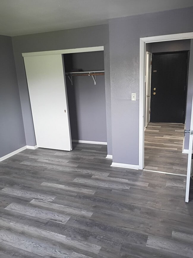 Building Photo - Spacious 1BR Apartment | Convenient Kenosha Location