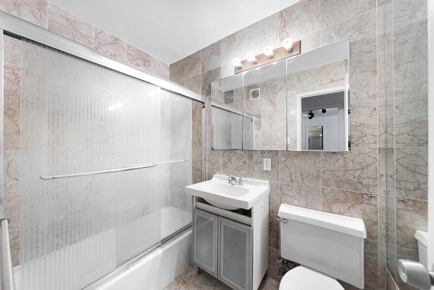 Building Photo - 6040 Boulevard E