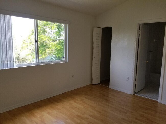 Building Photo - 6225 SW Kendale Lakes Cir
