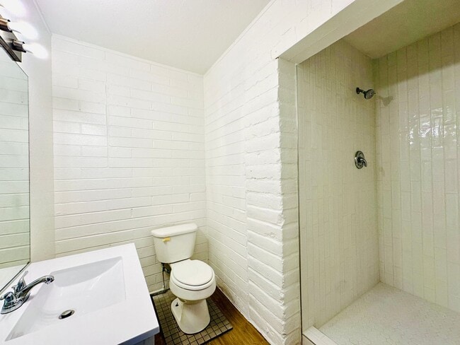 Building Photo - RogerRd237-243