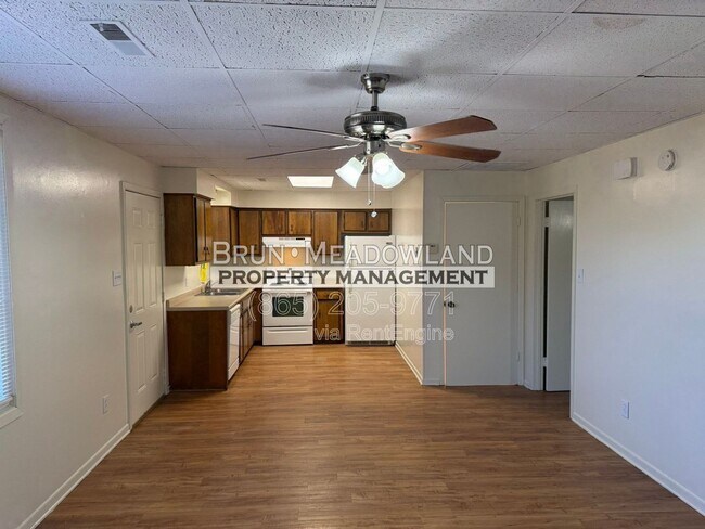 Building Photo - 1805 Meadowland Ln