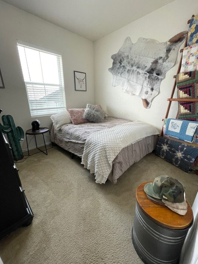 Building Photo - Gorgeous 3 Bed / 2.5 Bath Townhome, 1 Car ...