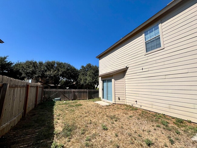 Building Photo - *Charming 3 bedroom, 2.5 bath near Lacklan...