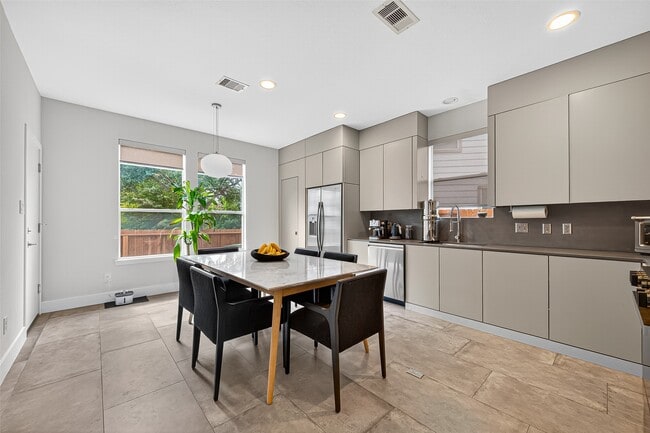 Building Photo - 10021 Hillside Bayou Dr