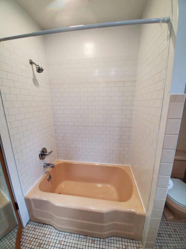 Upper Bathroom Tub/Shower - 591 E Glenlord Rd