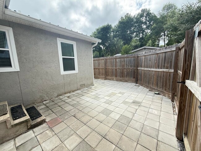 Building Photo - 115A Montrose Dr