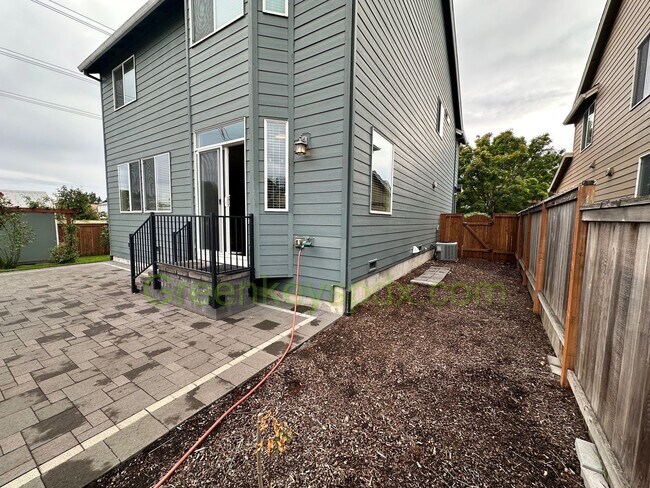Building Photo - Gorgeous 3-Bedroom 2.5-Bathroom House with...