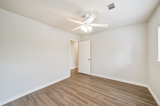 Building Photo - 1021 N Sunset Dr