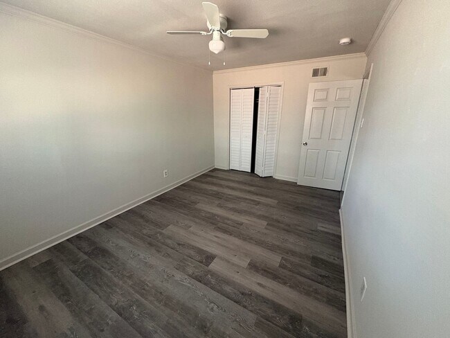 Building Photo - 2 Bedroom 1 Bath Apartment Close to Campus! Available Now!